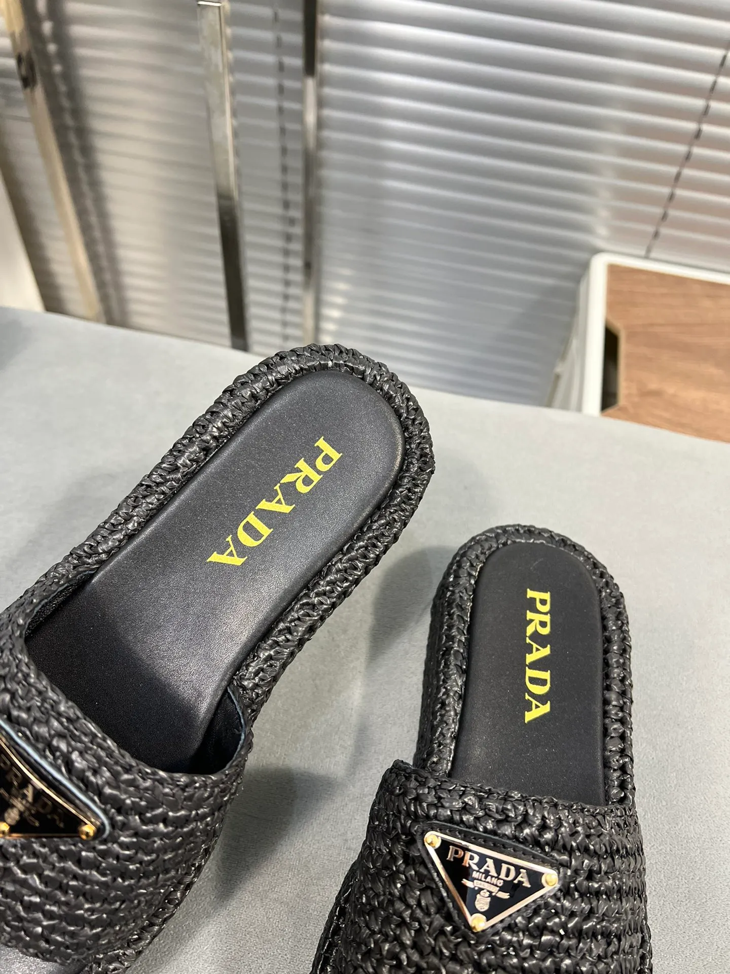 👟👟Ex-factory price 420👟👟 Prada’s new woven shoes and straw slippers! This year's popular straw series, lazy people's must-have slippers, look so good on your feet! ●Material: original uniform grass weave ●Inner padding: sheepskin lining ●Outsole: rubber outsole ●Number of yards: 35～40 (40 41 customized)
